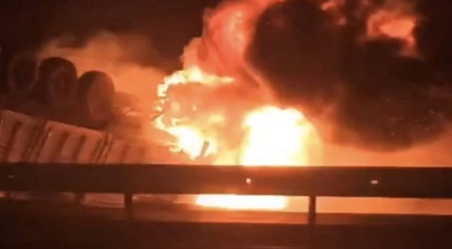 Alev topuna dönen tırda mahsur kaldı, feci şekilde can verdi