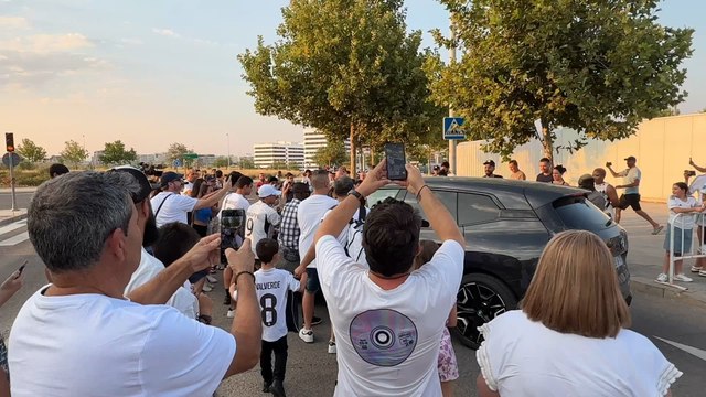 Locura total en Valdebebas con la salida de los jugadores: la Policía tuvo que intervenir