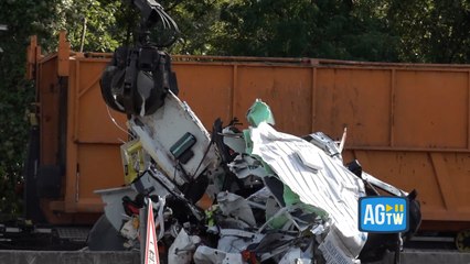 Incidente sulla A1, la rimozione della carcassa dell'ambulanza sventrata dal tir