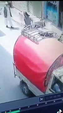 Attempt to snatch a bike is failed. موٹر سائیکل چھیننے کی کوشش ناکام