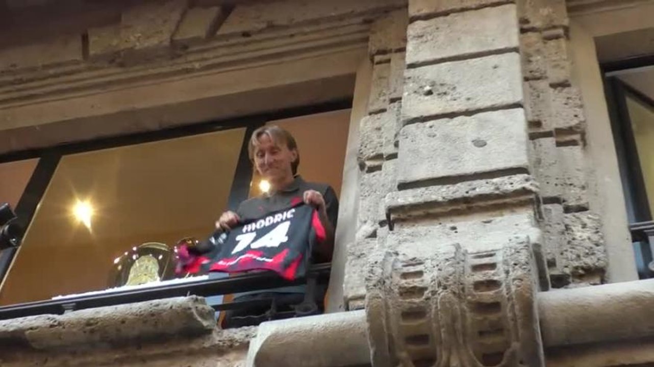 "Luka, Luka!": Modric al balcone, tifosi rossoneri in delirio
