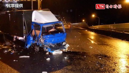 天雨路滑釀禍？水果商自撞台74分隔島 車頭全毀驚悚畫面曝光（警方/民眾提供）