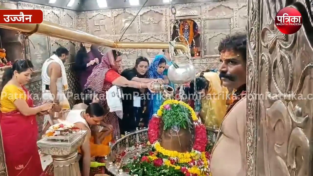 महाकाल के गर्भगृह में फिर VIP एंट्री, कथावाचक पुंडरिक गोस्वामी ने परिवार संग की पूजा