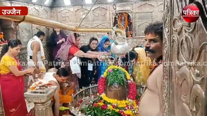 महाकाल के गर्भगृह में फिर VIP एंट्री, कथावाचक पुंडरिक गोस्वामी ने परिवार संग की पूजा