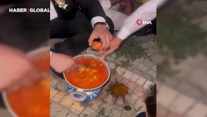 Damadın menemen şovu: Yumurtayı arkadaşının kafasında kırdı