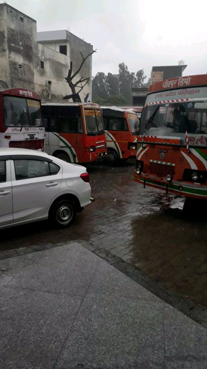 up उत्तरप्रदेश का बस स्टैंड बारिश के पानी से लबालब भरा हुआ