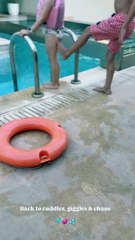 Η Αθηνά Οικονομάκου με τα παιδιά της στην πισίνα