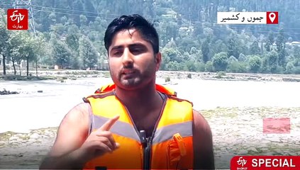 کشمیر کا جانباز تیراک حارث بشیر راتھر۔۔نالہ سندھ میں درجنوں لوگوں کی جانیں بچانے والا نوجوان، اب تک 50 لاشیں بھی نکالیں