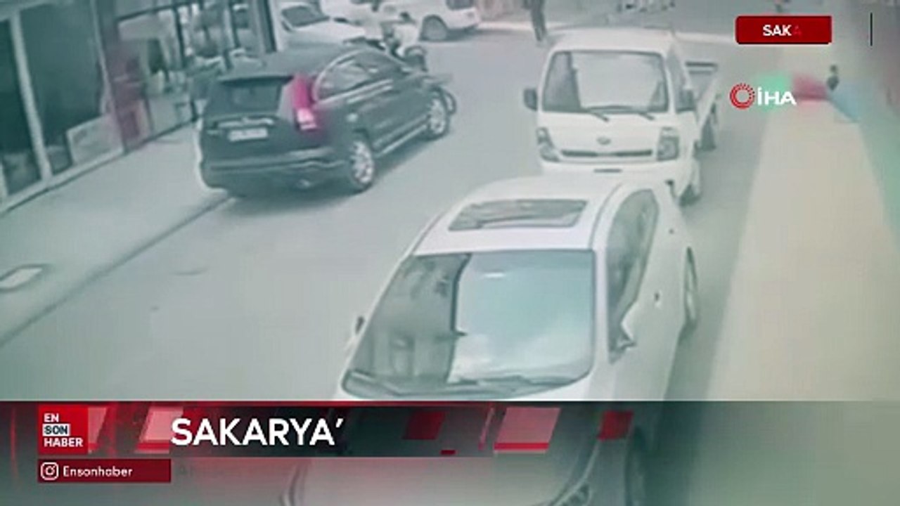 Sakarya'da aniden yola fırlayan çocuk hafif ticari aracın altında kaldı