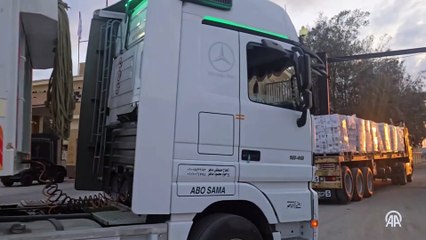 Refah Sınır Kapısı'nın Mısır tarafından kısıtlı sayıda insani yardım yüklü tırın girişi devam ediyor