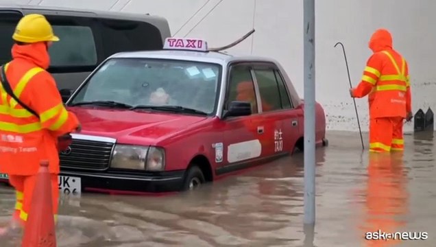 Hong Kong allagata dalle piogge torrenziali