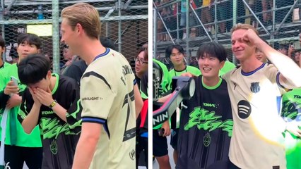 Barcelona: Aficionado japonés llora al conocer a su ídolo, Frankie de Jong