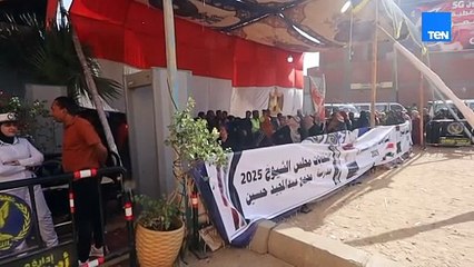 اصطفاف المواطنين رجالا ونساء أمام لجان التصويت بأسوان