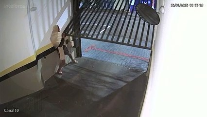 Criminoso disfarçado de “fantasma” invade condomínio e furta bicicleta no Centro de Cascavel