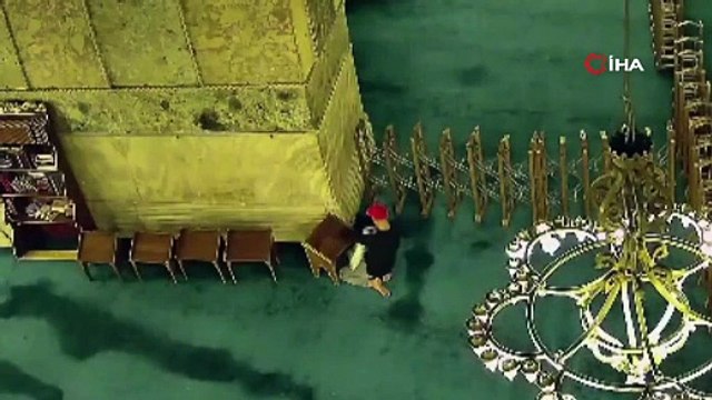 Ayasofya Camii'ni kundaklama girişimi: Kitap yaktı, halıyı ateşe verdi