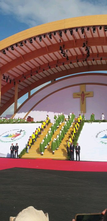 cardinali processione giubileo2025 giovani