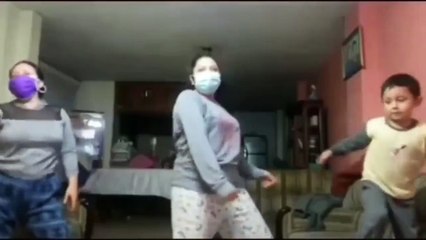 Quand ton petit frère s'incruste dans la chorégraphie