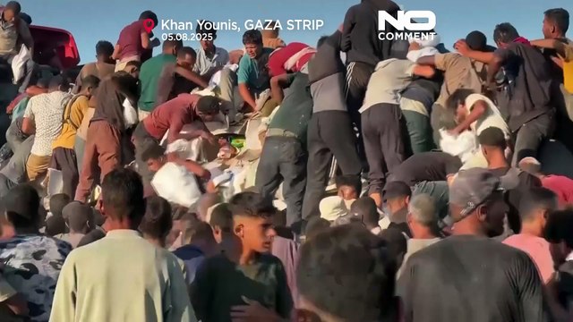 Tłumy zbierają się wokół ciężarówek z pomocą w Gazie z powodu braku żywności