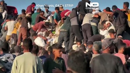 Tłumy zbierają się wokół ciężarówek z pomocą w Gazie z powodu braku żywności