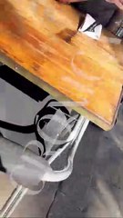 Copas de cristal volando por Plaza Real: lo intentan echar de una terraza y ataca a los camareros