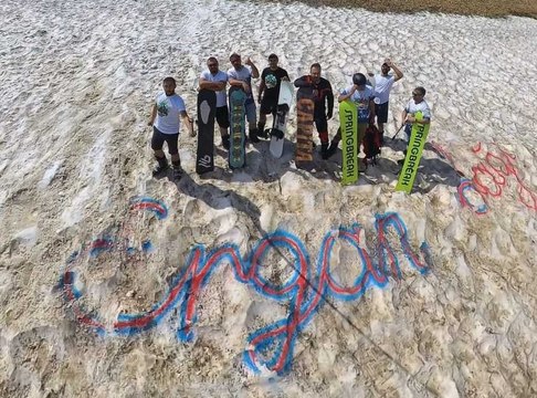 Hava sıcaklığı 40 derece! Bu havada karda kayak yaptılar: Burası yaz kış buz gibi