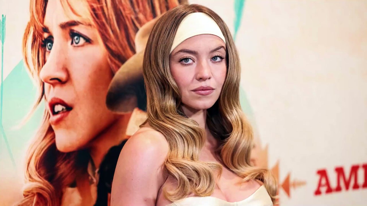 Sydney Sweeney rilancia la fascia per capelli Anni ’80 sul red carpet