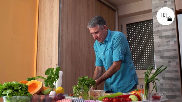 El experto en longevidad Valter Longo recomienda esta dieta si tienes más de 60: Comer así te ayuda a vivir hasta los 90