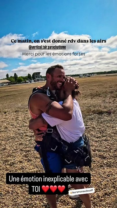 Laure Manaudou et son grand frère Nicolas ont sauté en parachute au bassin d'Arcachon. Instagram, le 5 août 2025.