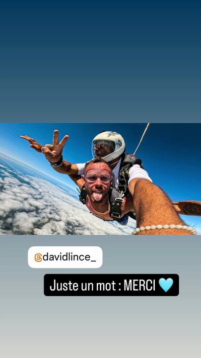 Laure Manaudou et son grand frère Nicolas ont sauté en parachute au bassin d'Arcachon avec David Lince. Instagram, le 5 août 2025.