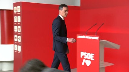 Sánchez se persona como acusación particular por la lona que Hazte Oír colgó ante el Congreso