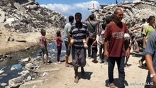 La corsa di Nabil per il cibo piovuto su Gaza