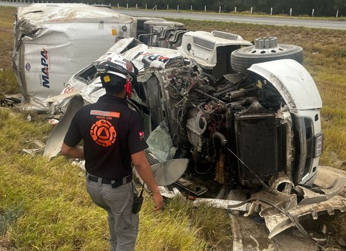 VIDEO | Volcadura de tráiler en Ciénega de Flores y provoca caos en la carretera a Laredo