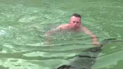 Deutscher umarmt seinen zwei Meter langen Kaiman