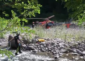 Bolzano, elicottero atterra nel greto del Talvera: tre persone illese