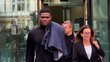 L'ancien joueur d'Arsenal Partey quitte le tribunal après avoir été libéré sous caution