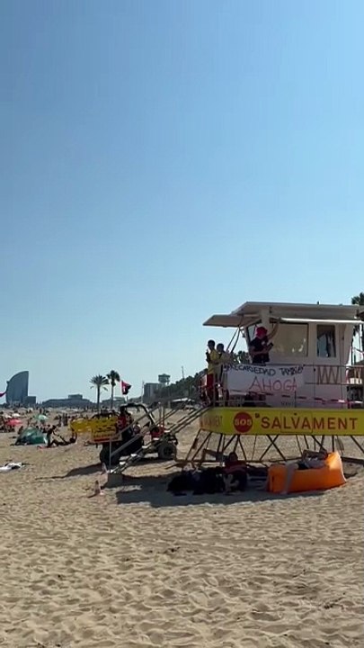 Unos socorristas cierran una torre de vigilancia en una playa de Barcelona en señal de protesta