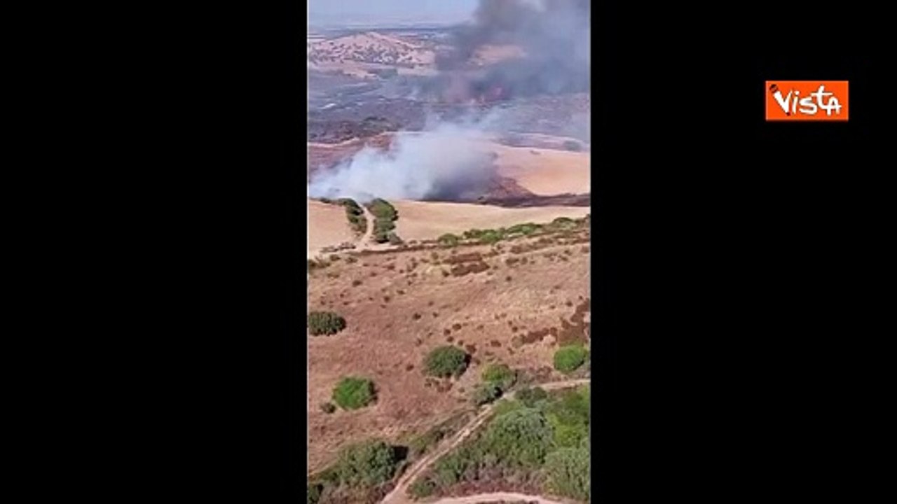 L'intervento di un elicottero dell'aeronautica militare per contrastare un incendio in Sardegna