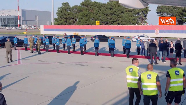 Il Presidente Repubblica di Serbia Vucic dona un mazzo di fiori a Meloni al suo arrivo a Belgrado