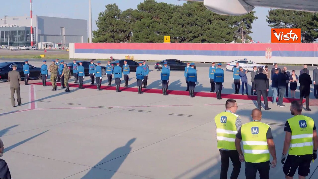 Il Presidente Repubblica di Serbia Vucic dona un mazzo di fiori a Meloni al suo arrivo a Belgrado