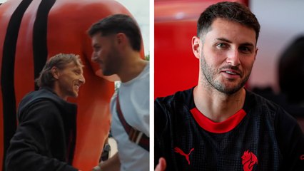 Santiago Giménez regresa con el AC Milán y así le da la bienvenida a Luka Modric