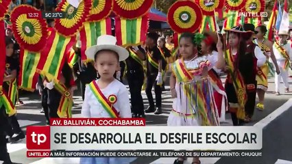 Cochabamba: Miles de estudiantes rinden homenaje al Bicentanario de Bolivia