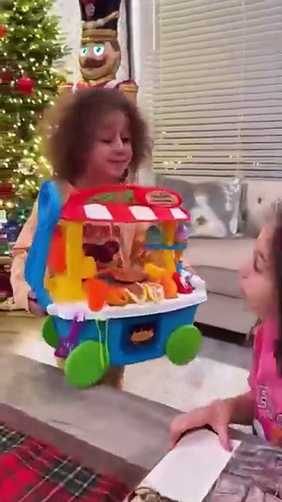 Sierra_teaches_Rhia_the_days_of_the_week-_learning_for_kids_#shorts(360p)
