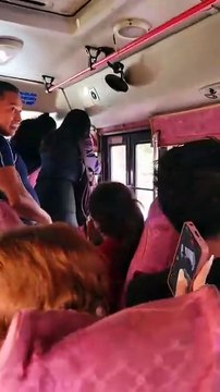 Operarios de bus urbano increpan a operario de bus 'brujito' frente a la UNAH