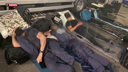 CRS 8 : des policiers dorment à même le sol