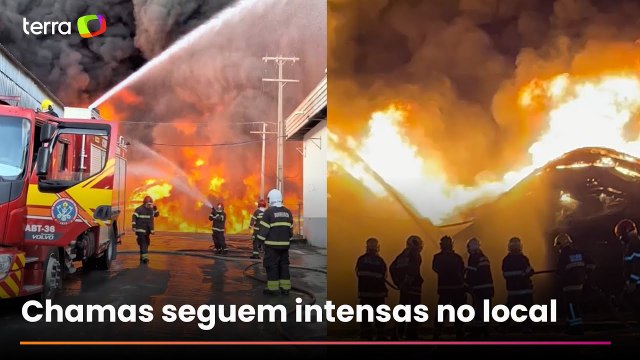 Bombeiros atuam há mais de 10 horas para combater incêndio em fábrica de veículos em Manaus