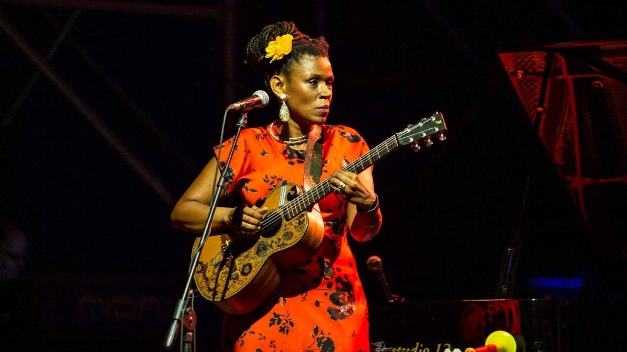 Carmen Souza, chiude il festival «I Concerti nel Parco» alla Casa del Jazz