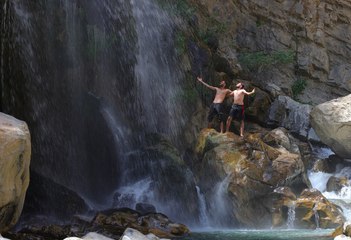 Yerel halk buraya ''saklı cennet'' diyor: Hem yüzüyor hem fotoğraf çekiyorlar