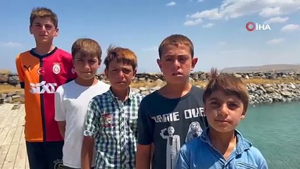 Yazın Osimhen, kışın Ronaldo: Van gölü'nde yüzen çocukların saçları sararıyor!