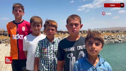 Van Gölü’nde yüzen çocukların saçları sararıyor