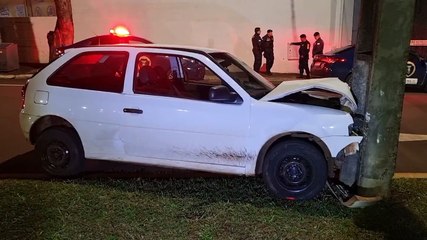Após perder emprego e fim de relacionamento, condutor perde dentes ao bater carro contra poste